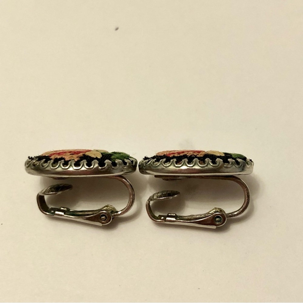 Vintage Floral Embroidered Oval Clip Earrings Rose Floral silvertone pink black - Picture 4 of 5